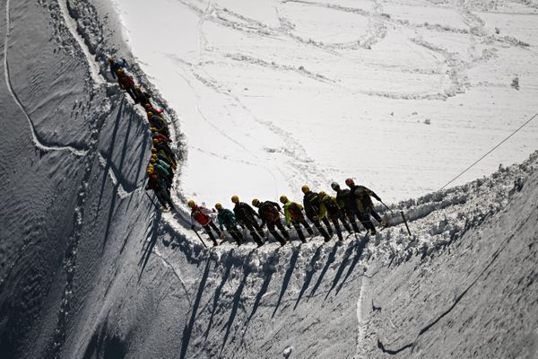 Samedi 10 juillet, 200 personnes se sont rejointes entre l’Aiguille du Midi (3 842m) et la Pointe Helbronner en Italie (3 642m), pour former la plus grande cordée au monde. 