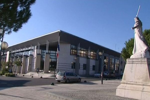 Flambant neuf, fini de payé, le Tribunal de Marmande n'avait plus son activité de Tribunal de Grande Instance depuis l'application de la réforme de la carte judiciaire du précédent gouvernement. Le rapport du conseiller d'Etat, Serge Daël, préconise l'installation d'une chambre détachée.