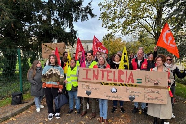 Les employés de l'entreprise Intelcia à Laval sont en débrayage jusqu'à 14 h ce merdi 12 novembre