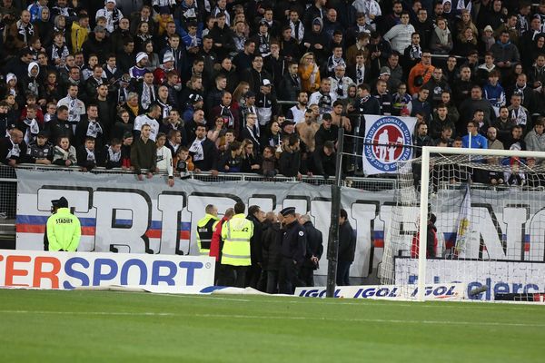 L'homme, tombé de la tribune nord, a été évacué par les secours. 