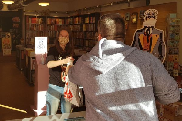 Un retrait sécurisé sur le pas de la porte de la boutique.