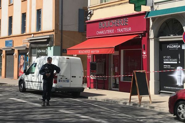 4 avril 2020. Armé d'un couteau, Abdallah Ahmed-Osman a agressé des passants dans la rue et des personnes dans des commerces. Il en a tué deux et en a blessé cinq autres.