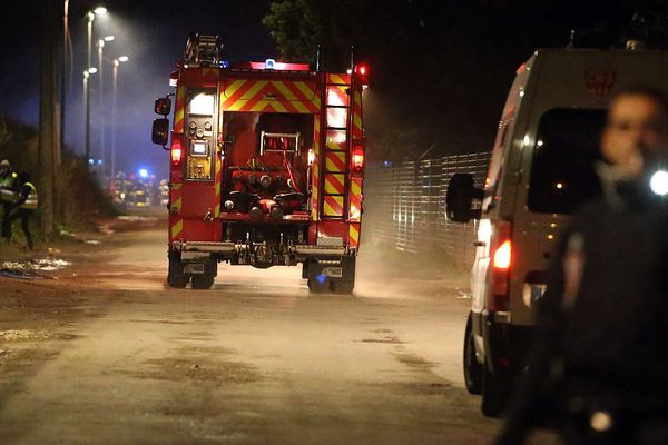 Une intervention des pompiers près de la "Jungle" de Calais.