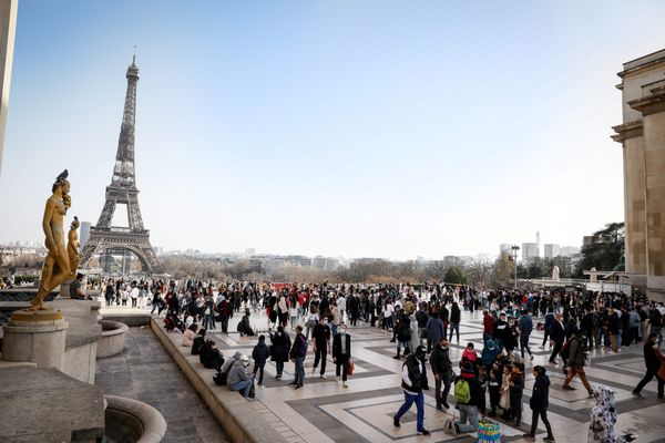 La place du Trocadéro fréquentée par les touristes.