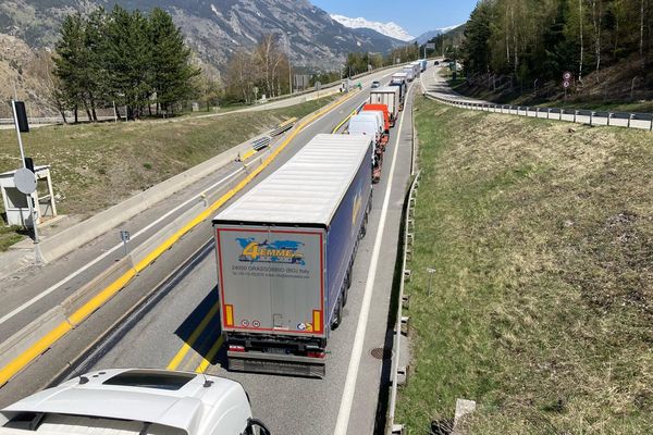 Ce vendredi 12 avril 2024, les salariés de la Société Française du Tunnel Routier du Fréjus (SFTRF) sont en grève illimitée, provoquant un ralentissement du trafic.