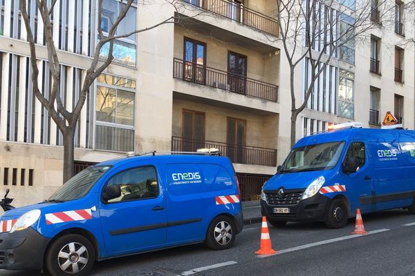 Des techniciens d'Enedis en intervention devant le lycée Périer