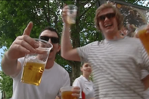 La bière est, de loin, la boisson la plus consommée par les supporters.