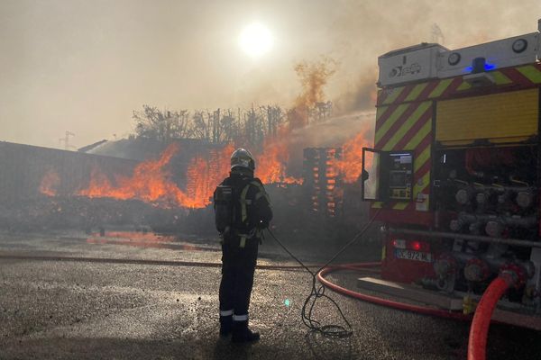 Gard : un stock de palettes en feu menace une cuve de gazole à Bellegarde - 23 février 2021.