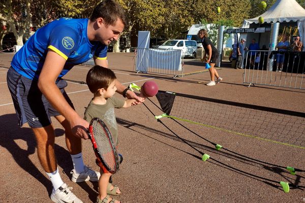 Il n'est jamais trop tôt pour découvrir les joies du sport.