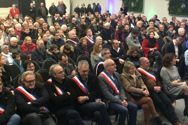 Plus de 250 personnes, dont de nombreux élus, se sont rassemblés à Sorigny dimanche matin pour soutenir le projet de village des marques