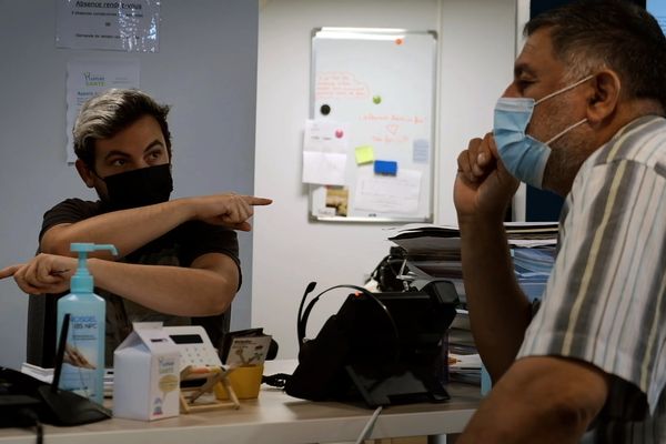 Cyril, cofondateur du centre "Human santé", en entretien avec un patient.