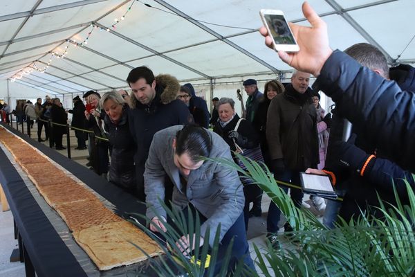 La ville de Cusset (Allier) a battu le record de la plus longue galette des rois, samedi 19 janvier, battant la ville de Lyon.