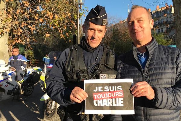 A Montpellier, Le commissaire Buil (le chef de la sûreté départementale de l’Hérault) et Laurent Poulain (le président de l’association Laïcité 30) ont tenu à rendre hommage ensemble, aux victimes de l'attentat contre Charlie Hebdo, en 2015.
