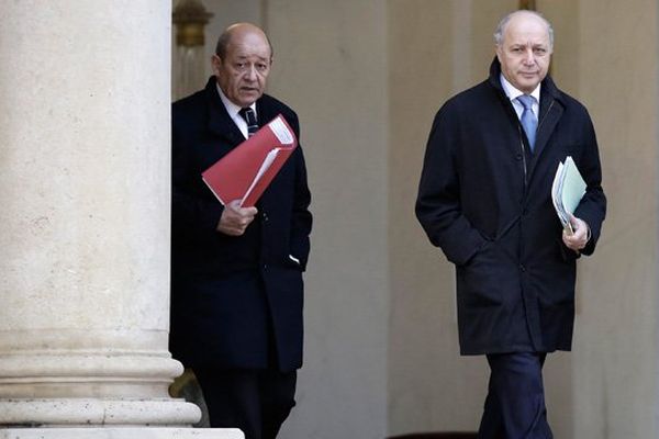 Jean-Yves Le Drian, ministre de la Défense, et Laurent Fabius, ministre des affaires étrangères.