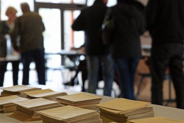 Enveloppes dans un bureau de vote illustration