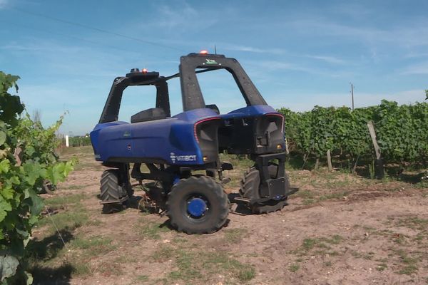 Le robot se repère grâce à deux GPS embarqués