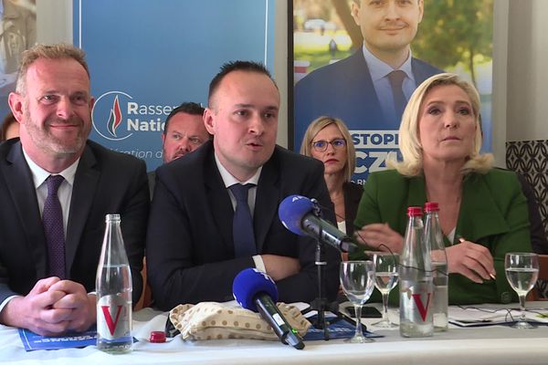 Steeve Briois maire RN d'Hénin-Beaumont, Christopher Szczurek, tête de liste RN aux sénatoriales, Marine Le Pen, présidente du Groupe RN à l'Assemblée nationale et députée du Pas-de-Calais.