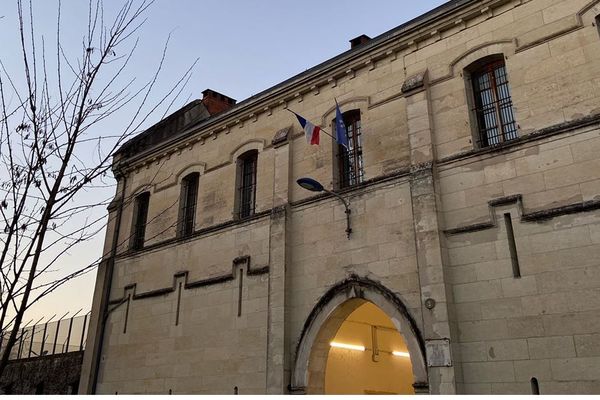 Lors de leur évasion dans la nuit du 26 au 27 février, les deux détenus sont sortis du côté de la façade principale qui donne sur la rue.