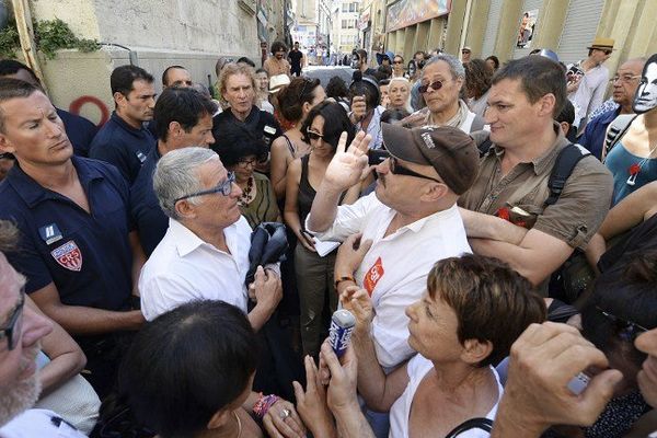 Jeudi, au second jour de la visite d'Aurélie Filippetti à Avignon, entre30 et 50 intermittents, encadrés par de nombreux CRS, se sont réunis à proximité de la résidence de la préfecture, où la ministre se trouvait.