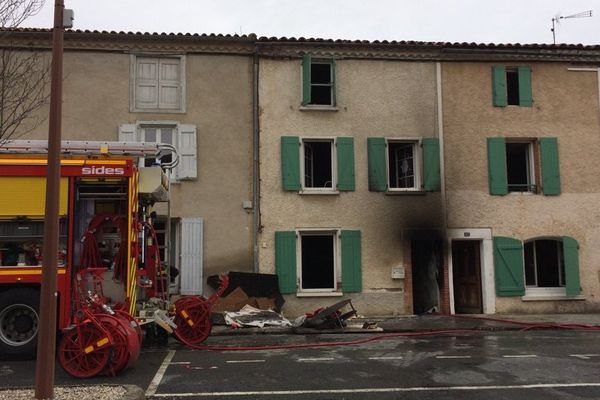 Le feu a pris au bas de la maison et a tout détruit jusqu'au deuxième étage