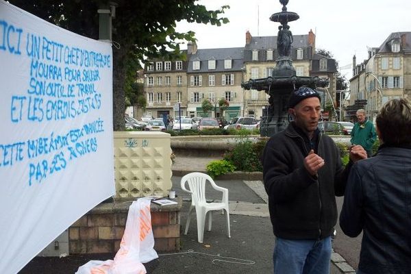 Régis Deschamps, PDG du "Coucou, exploitation forestière" en grève de la faim, place Bonnyaud à Guéret, 11-09-2013