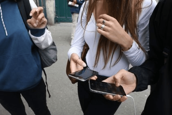 Le Département d'Indre-et-Loire refuse de financer les équipements pour mettre à l'abri les téléphones portables dans le cadre de la " pause numérique "dans les collèges.