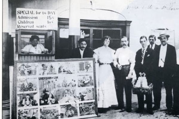 Marie de Kerstrat, derrière la caisse de son cinéma à Saint-Louis en 1908. Henry, son fils, est le 5e à partir de la droite