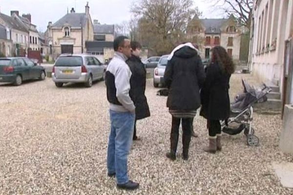 Des habitants de Longpont, dans l'Aisne, lundi 12 janvier.