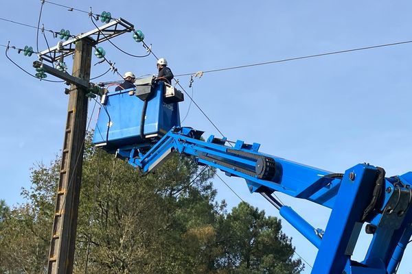 Des techniciens Enedis en pleine réparation ce matin, à Férel dans le Morbihan.