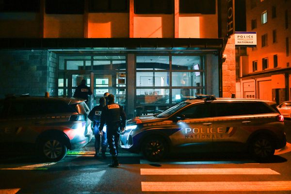 Une patrouille de police a été violemment prise à partie par un groupe de jeune fêtards à Granville dans la nuit du 2 au 3 septembre 2023.