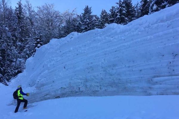 Un CRS Alpes face à une coulée de neige de 4 à 6 mètres de haut