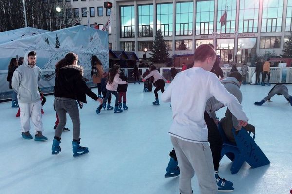 La patinoire de Noël est installée place de la mairie à Saint-Nazaire pour les fêtes