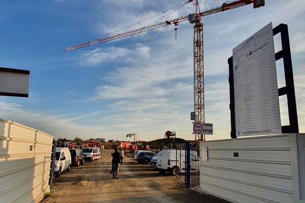 La mère de famille est montée sur cette grue d'un chantier à Colomiers, aux alentours de 4h30 ce mercredi matin.