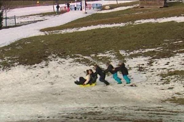 Le manque de neige est patent dans les stations situées en dessous de 1500 m d'altitude. Alors, on glisse comme on peut...