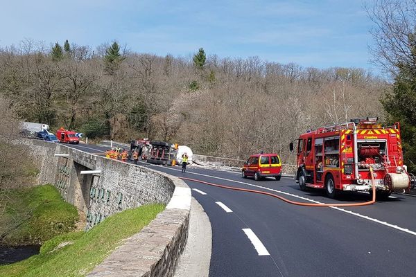 Le camion s'est couché sur le côté au niveau du pont de la Varogne.