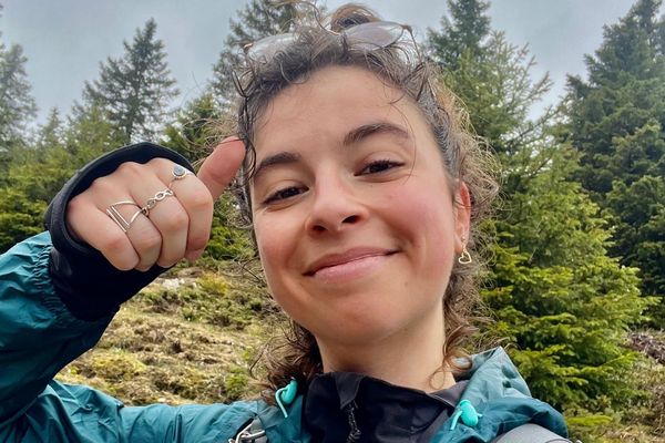 Eva, originaire du Doubs, a fait un selfie avant son accident dans les montagnes du Jura, en 2023.