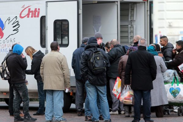 Distribution alimentaire du Secours populaire français a la gare Lille Flandres, le 31 décembre 2014.