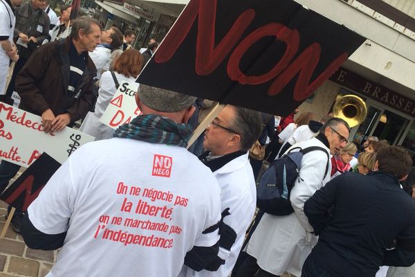 Les médecins libéraux manifestent contre la loi de santé