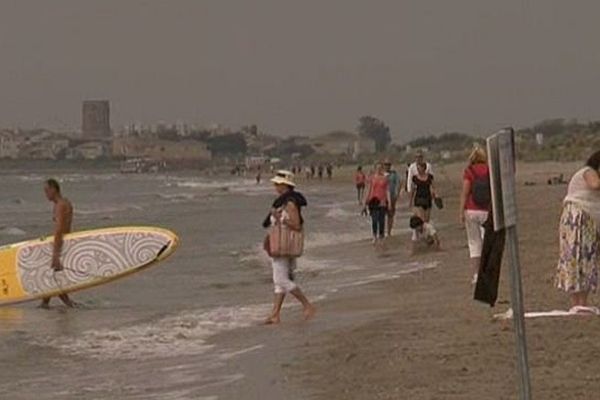 La Grande-Motte (Hérault) - temps gris et touristes habillés à la plage - août 2014.