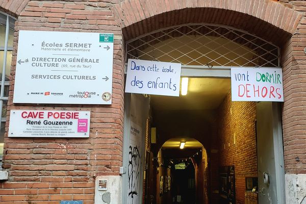 Deux enfants scolarisés dans une école du centre-ville de Toulouse risquent de se retrouver à dormir dans la rue. La petite dernière va avoir trois ans, un âge qui met un terme à la prise en charge de leur mère isolée par le Conseil départemental.