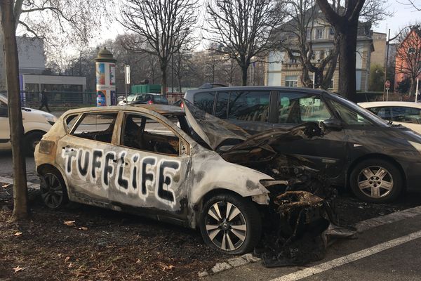 Une voiture brûlée lors de la Saint-Sylvestre 2019 à Strasbourg.