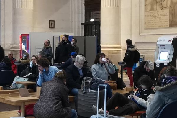 Ce 8 avril le trafic SNCF a été perturbé jusqu'à 22h30. Les voyageurs, ici en Gare de Bordeaux, ont dû prendre leur mal en patience.