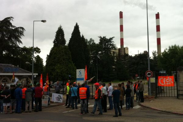 Le débrayage des salariés devant l'usine Solvay de Tavaux