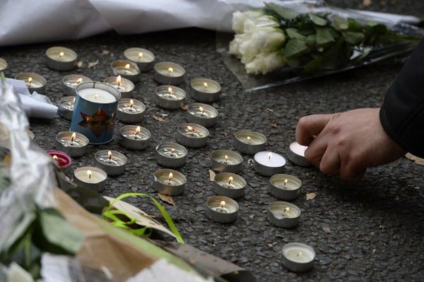 Un mémorial improvisé prés du Bataclan à Paris. 