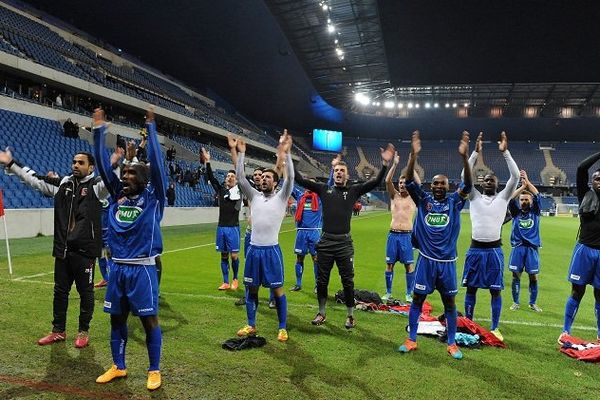 L'US Boulogne Côte d'Opale fête la victoire avec ses supporters, au Havre. 