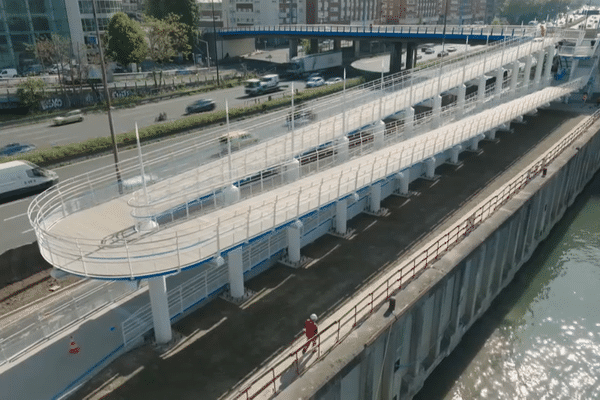 Passerelle pour cyclistes et piétons entre Charenton-le-Pont et Ivry-sur-Seine