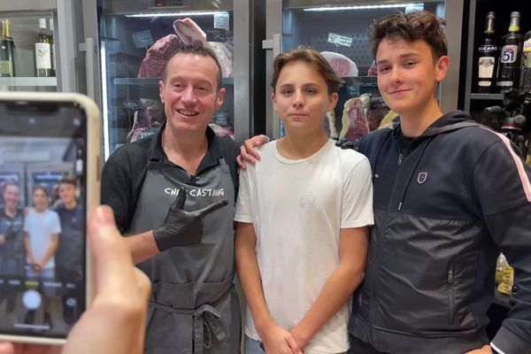 Cédric Castaing pose bien volontiers avec la clientèle venue parfois de loin pour le croiser dans sa boucherie.