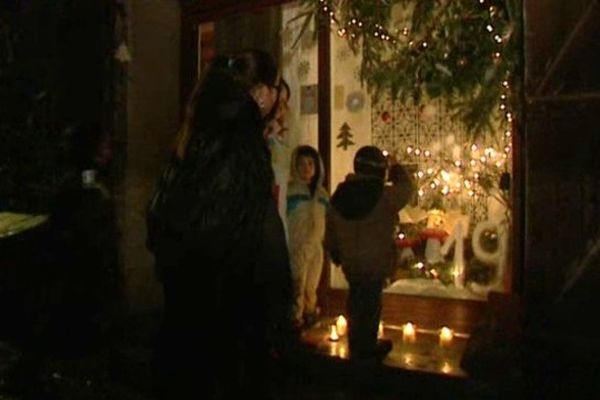 Chaque soir, un numéro apparaît sur l'une des fenêtres des Adrets. La dernière, c'est soir. Mais les habitants du village entendent bien désormais faire perdurer l'esprit de convivialité au delà de ce calendrier de l'Avent