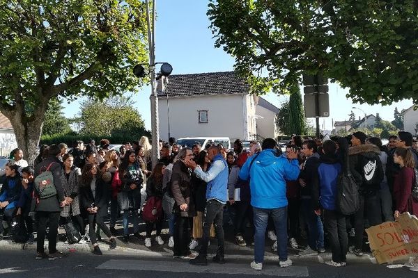 Des élèves et professeurs du lycée Mozart du Blanc-Mesnil (Seine-Saint-Denis) manifestent devant la mairie de leur commune.