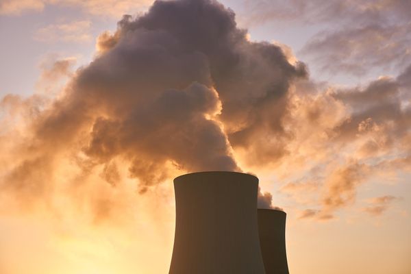 Deux réacteurs nucléaires en activité.